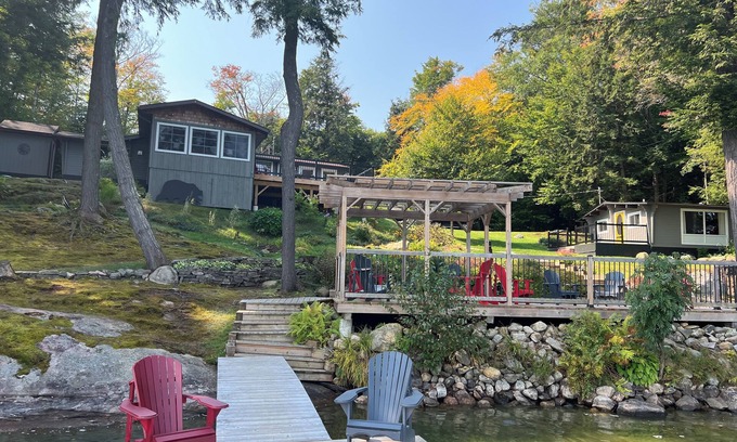 Seguin Cabaña | Muskoka Lakefront cottage 3 BR main cottage & 2 BR Bunkie on clear lake