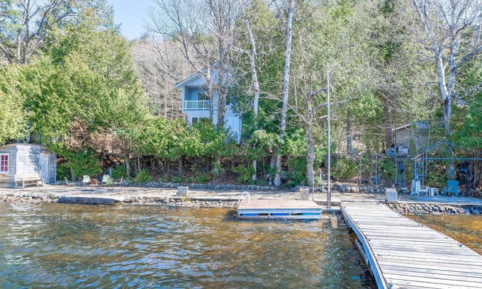 Dorset Cabaña | MUSKOKA PAINT LAKE, priceless views