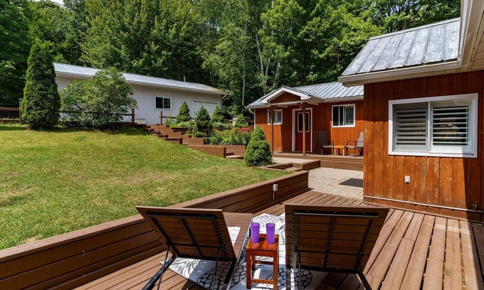 Lake of Bays Cabaña | Muskoka Village Lakefront Oasis