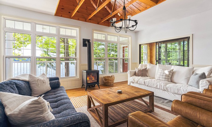 Bracebridge Cabaña | Muskoka Waterfront Cottage w/ Hot Tub, Wi-Fi & AC (Pet-Friendly!)