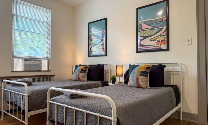 Duquesne Casa | MUST SEE! Pittsburgh Mansion: 10 Bedrooms, 20 Beds