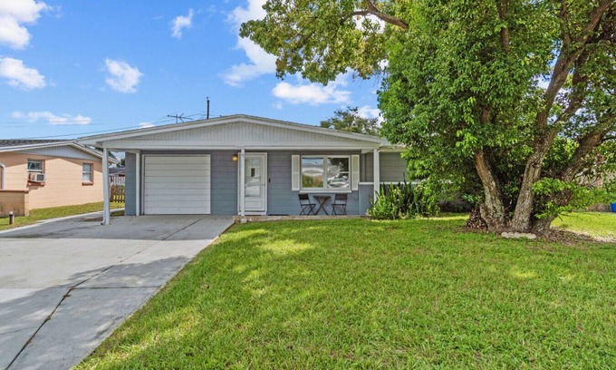 Holiday Casa | Mustafa Holiday House · Cozy 2 BR home close to Beaches and Sponge Docks!