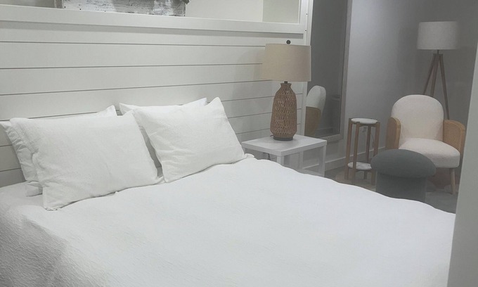 Vineyard Haven Apartamento | MV Modern Queen 1BR and Qu. sofa bed private bedroom apartment sleeps 4 to 6