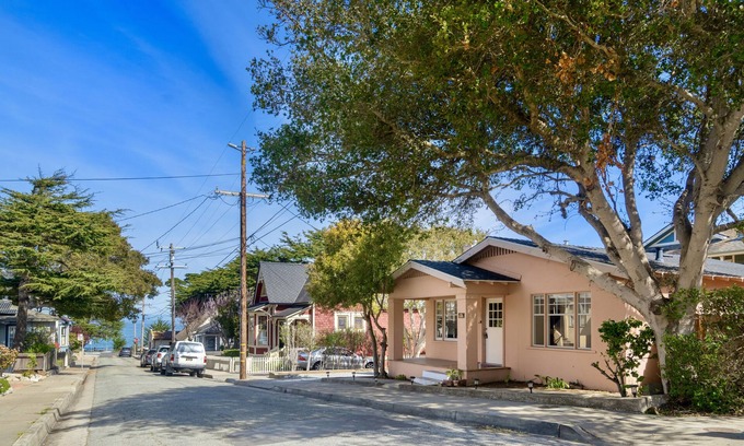 Pacific Grove Cabaña | MV121 Walk to the Ocean Pacific Grove Cottage 30 Nts min