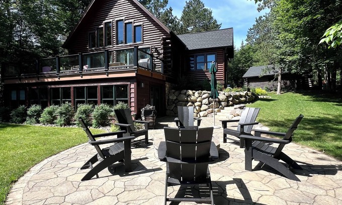 Manitowish Waters Cabina | MW Chain Retreat! EXTRA Outdoor Space!