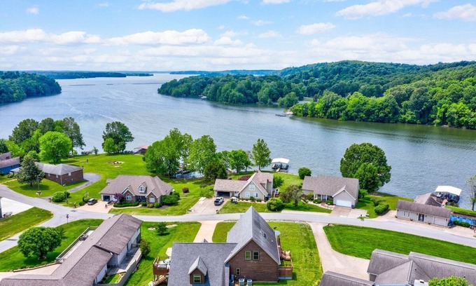 Eddyville Cabaña | "My Happy Place"- Hot Tub & Lake Views