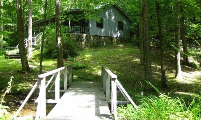 Hiawassee Cabina | My Little Blue House, una cabaña aislada en un arroyo balbuceo