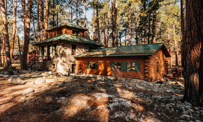 Saddlestring Casa | My Story | King Bed - Peaceful Cabin Retreat in Story, WY