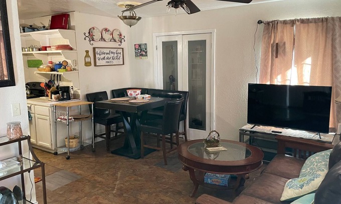 West San Antonio Chalet De Esquí | My Weekend Casita is located near Lackland Air Force Base Military
