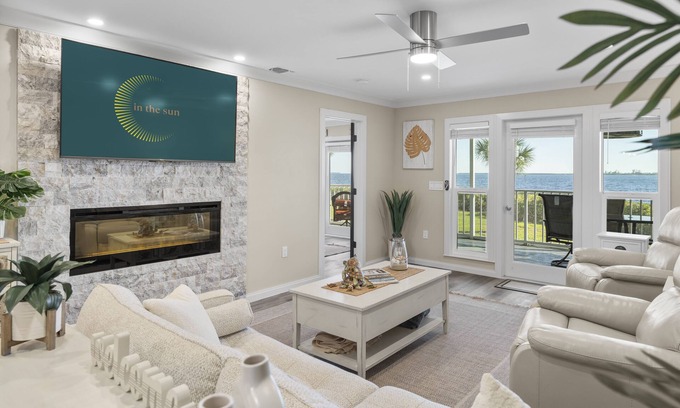 Port Charlotte Condominio | Myakka River Views / Corner Unit / Freshly Designed / Pool / Gym / Gated