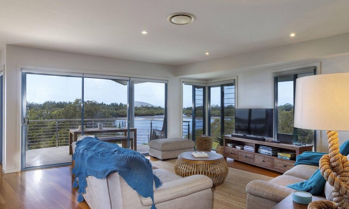 Tea Gardens Casa | Myall River Magic - well-appointed townhouse overlooking the Myall River