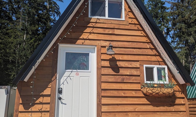 Brew Bay Chalet De Esquí | Mycelium Forest Cabin on 33 acre farm