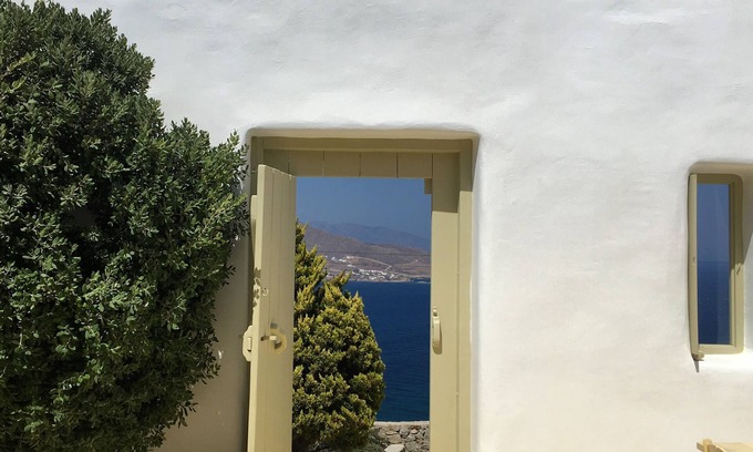 Ftelia Casa | Joya escondida de Mykonian: perfecta para los amantes de la windsurf y del jet set boho chic