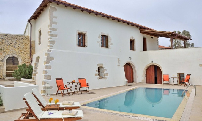 Kefalas Villa | Bonito chalet con piscina al lado de todos los servicios en el pueblo de Kefalas