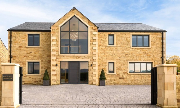 Blackburn Cabaña | MYLSTONE HOUSE, family friendly, with hot tub in Langho, Lancashire