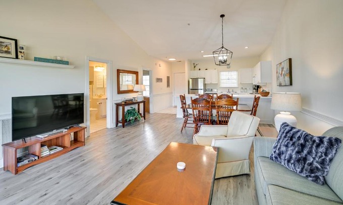 Central Myrtle Beach Apartamento | Myrtle Beach Getaway on Golf Resort with Balcony!