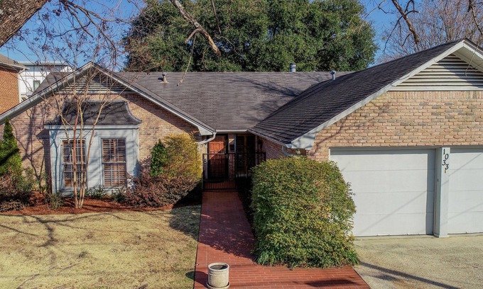 Tuscaloosa Casa | Myrtlewood Cottage - una propiedad de alquiler de B & B Bama! Camina al estadio y al centro.