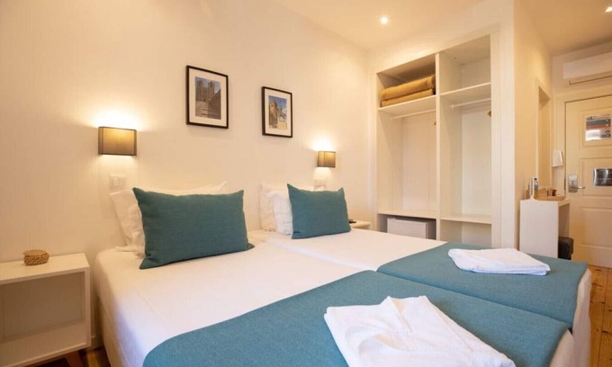 Centro / Baixa Hotel | MyStay - Porto Batalha twin bedroom in the historical center