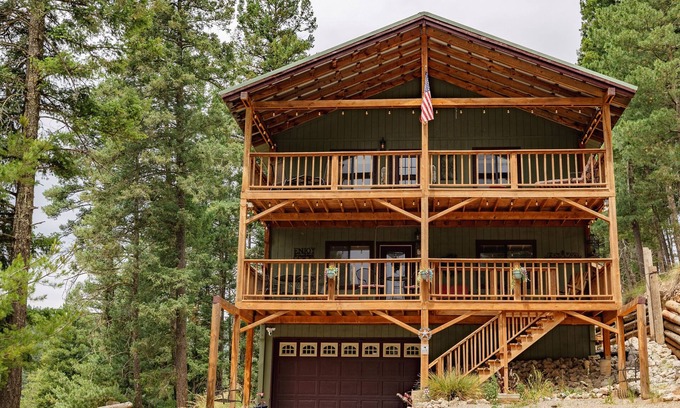 Cloudcroft Chalet De Esquí | Mystic Forest Lodge, w/Superb Vistas & Media Room!