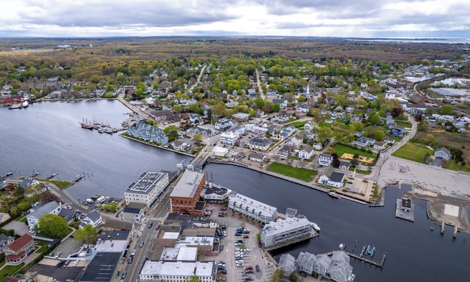 Mystic - New London Casa | Mystic in the Summer & Fall - Renting Weekly & Monthly