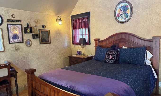 Selma Casa | Mystic’s Cottage Queen Cabin Soaking Tub Wi-Fi AC