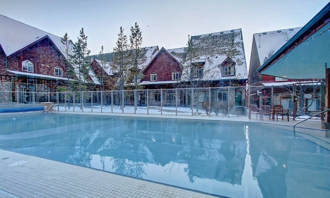 Canmore Chalet De Esquí | ESCAPADA CONDOMINIO DE MONTAÑA CON PISCINA CALEFACCIONADA Y TINA CALIENTE Y SÍ TENEMOS 2 UNIDADES