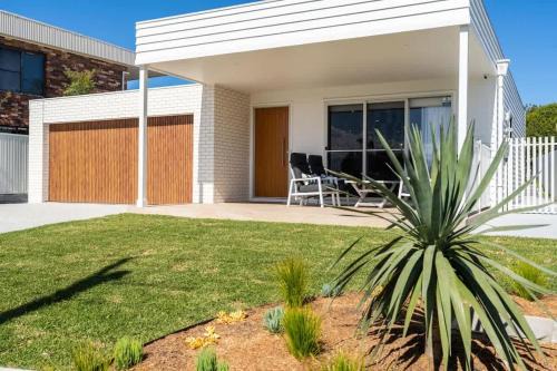 Vincentia Casa | Myuna - beachfront pet-friendly coastal escape