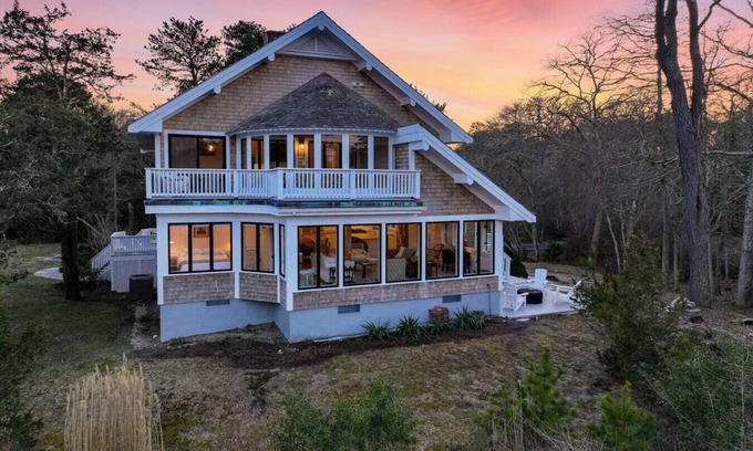 North Falmouth Casa | N Falmouth Flax Pond Waterfront with Swans