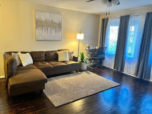 Orange Prairie Casa | N Hamilton House 3 Bedroom