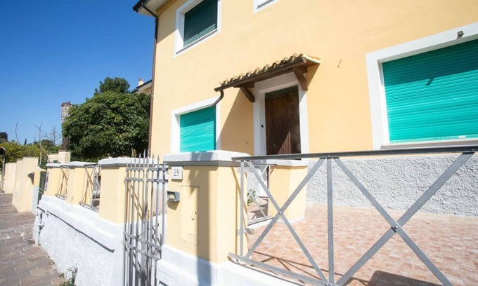 Numana Apartamento | N050 - Numana, three-room apartment in the center with porch and parking space