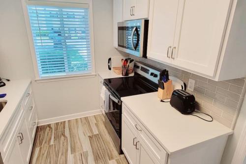 Demere Park Casa | N1 UPGRADED comfortable and well maintained bedrooms upstairs large living room screened porch