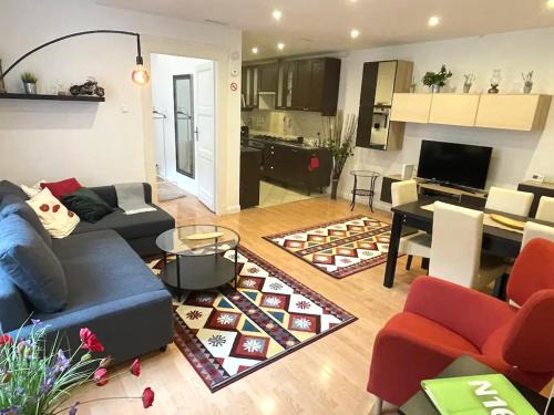 Nepszinhaz negyed Apartamento | N16-Spacey, modern family flat for 5