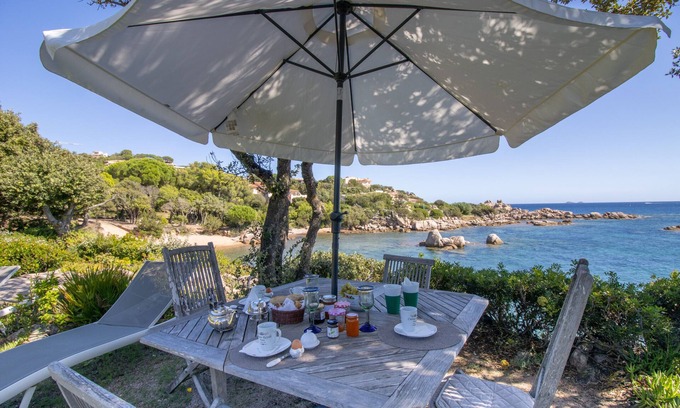 Santa Giulia Villa | Villa A Cala d Oro con playa privada, jardín con vistas al mar, Wi-Fi y aire acondicionado
