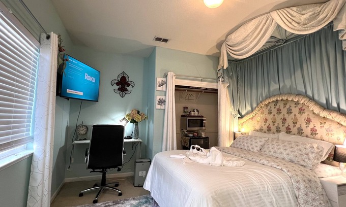 Tracy Casa | Nabor(10) fully furnished charming amazing bedroom