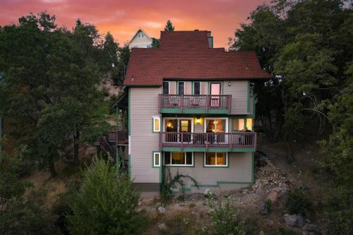 Lake Arrowhead Casa | Nadelhorn by AvantStay Balcony w Sweeping Views Playroom Arcade Games