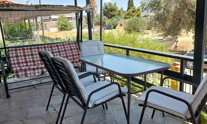Dilesi Casa | Nadina's House. Family-sized with garden, close to the beach, 45' from Athens!
