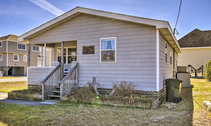 Nags Head Cabaña | ¡NUEVO! Nags Head Cottage w / Deck - 1 cuadra a la playa!