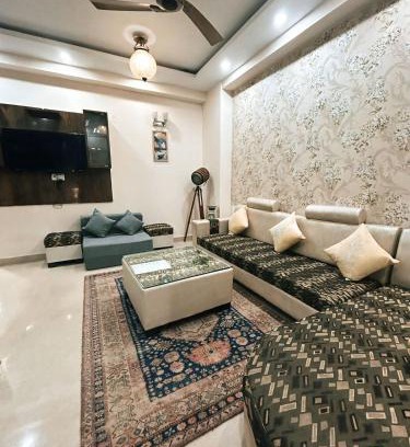 Vrindavan Apartamento | Namah 2BHK Resort Homestay with Kitchen-4 Mins from Prem mandir