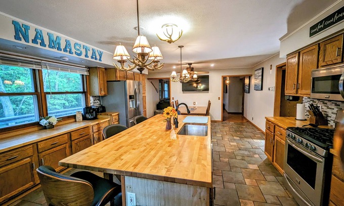 Wautoma Casa | NamaStay! Peaceful Lake House w/ 5 bedrooms, large yard, WiFi & Large kitchen