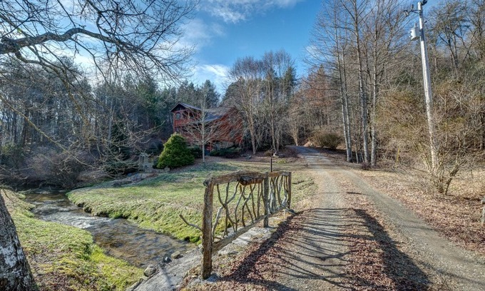 Murphy Cabina | Nana's Creekside - peaceful setting on a stream