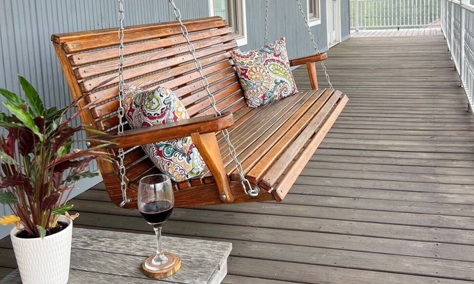 Jonesboro Cama Y Desayuno | Nanny's Place- Cozy Porchview Getaway B&B by Shawnee Hills Wine Trail and Parks