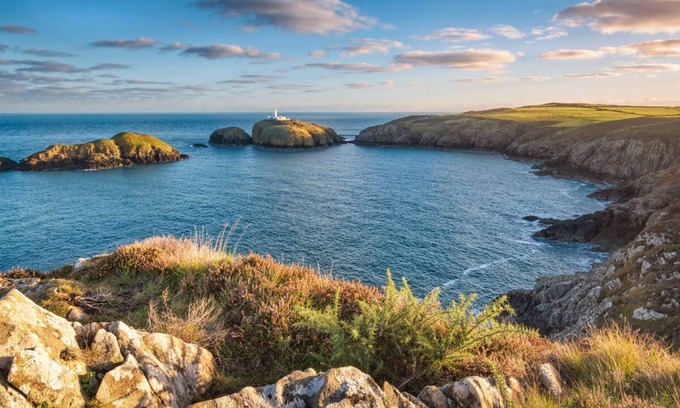 Goodwick Cabaña | Nant, Holiday Cottage Strumble Head, Sleeps 6, 3 bedrooms, bathrooms