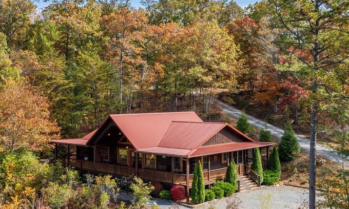 Bryson City Cabina | Nantahala Nights, sleeps 9, hot tub, arcade games, with Smoky Mnt Views!