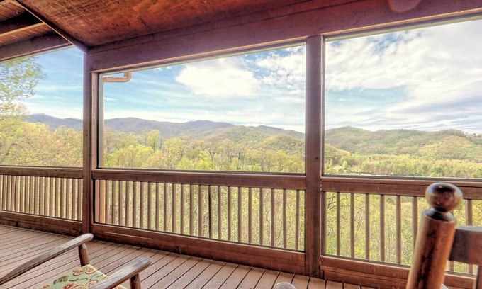 Hayesville Cabina | Nantahala Treehouse - by Chatuge Home Concierge, Mountian view, deck fire pit