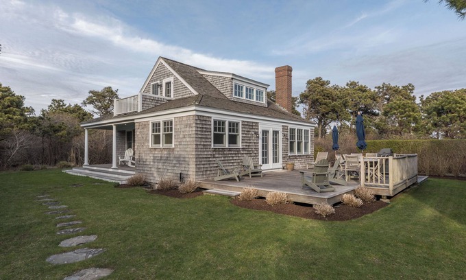 Surfside Casa | Nantucket getaway minutes to Surfside beaches
