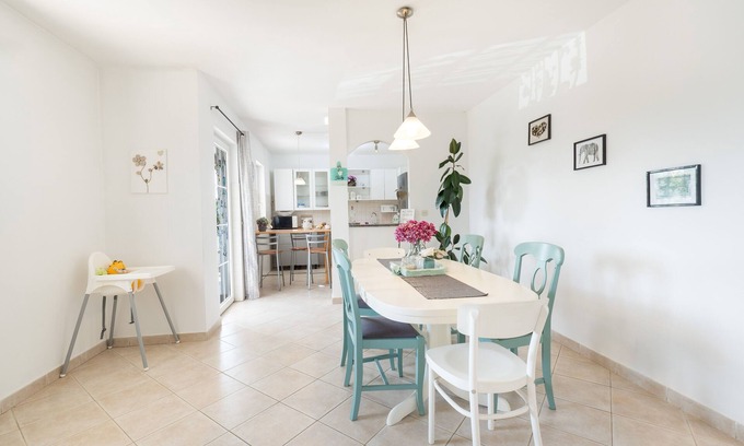 Melnica Apartamento | Apartman 6 + 2, a property with a garden and 3 balconys, located in Istria