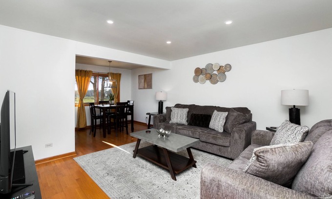 Fox Valley Casa | Naperville FHS Rental - Knoll Dr