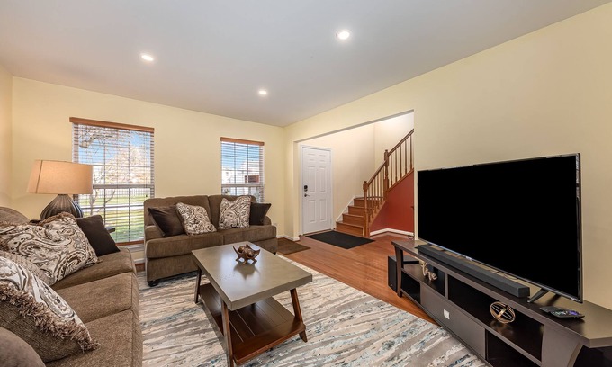 Naperville Casa | Naperville FHS Rental - Skylane Dr