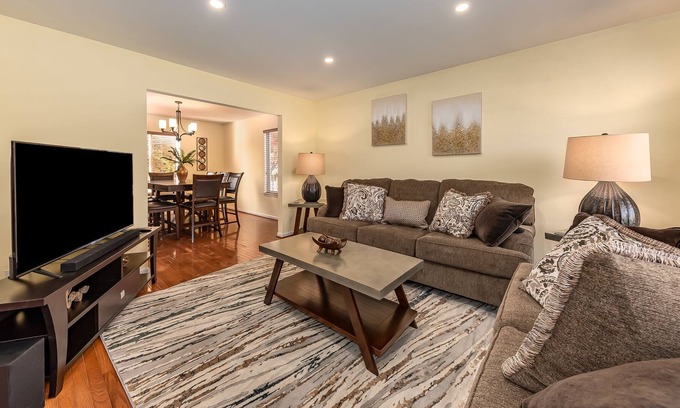 Naperville Casa | Naperville FHS Rental - Skylane Dr