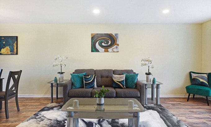 Fox Valley Casa | Naperville FHS Rental - Woodview Ct